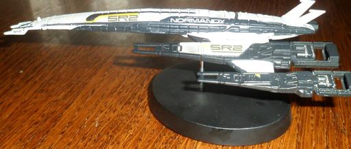 Mass Effect 2 - Mass Effect: Cerberus Normandy SR-2 Ship Replica